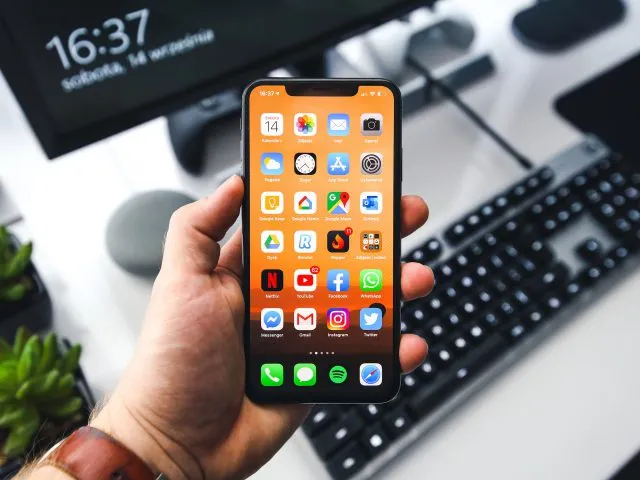 Kiedy wskazana jest wymiana szybki w iPhonie?