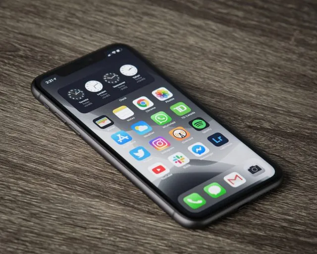 W jaki sposób serwis Apple radzi sobie z usterkami szybek i wyświetlaczy?
